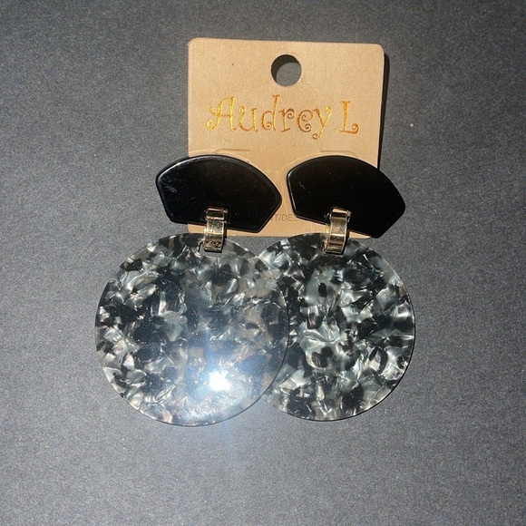 🍀 5/$25🍀 Audrey L Earrings new on card - Picture 4 of 6